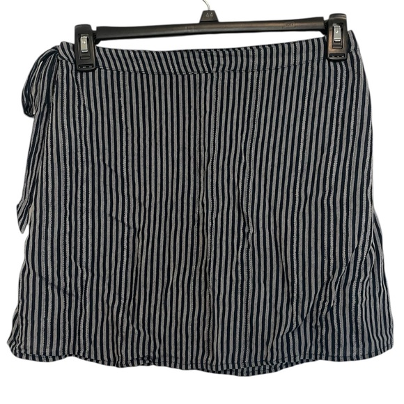 American Eagle Size Medium Blue Pinstripe Wrap Mini Skirt - Picture 3 of 5
